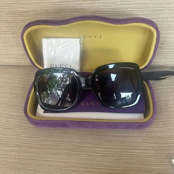 NOT FOR SALE—-Black Gucci Sunglasses display picture 3